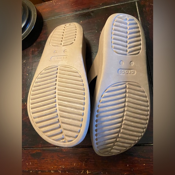CROCS LIKE NEW!! Women's Getaway Platform Flip Flops Sandals in Latte Size 10 - Picture 9 of 10